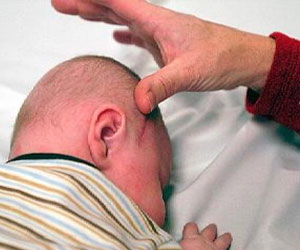   مصر اليوم - أطباء يكتشفون ورمًا به أسنان في مخ طفل