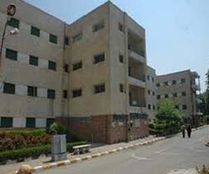   مصر اليوم - مشرف المدن الجامعيّة في عين شمس يتعهّد بالتّوعية بإنفلونزا الخنازير