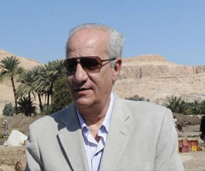   مصر اليوم - العاملون في الآثار يهددون بالاضراب لحين إقالة إبراهيم