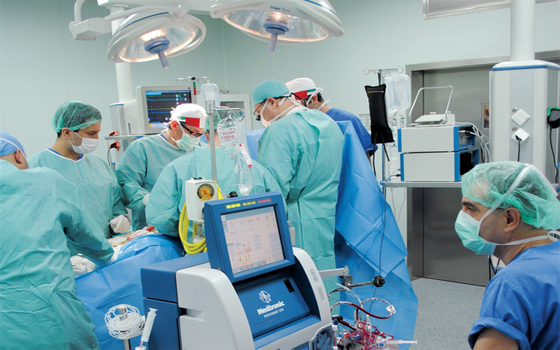   مصر اليوم - طبيب يجري عمليَّة جراحيَّة نادرة وينقذ يد شاب إماراتي من البتر إثر حادث تصادم