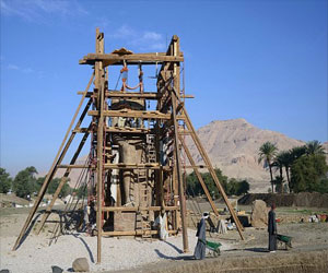   مصر اليوم - تجميع وترميم وتركيب تمثال الملك امنحتب الثالث في الأقصر