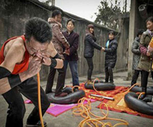   مصر اليوم - صيني ينفخ إطارات السيارات الأربعة بأنفه في 21 دقيقة