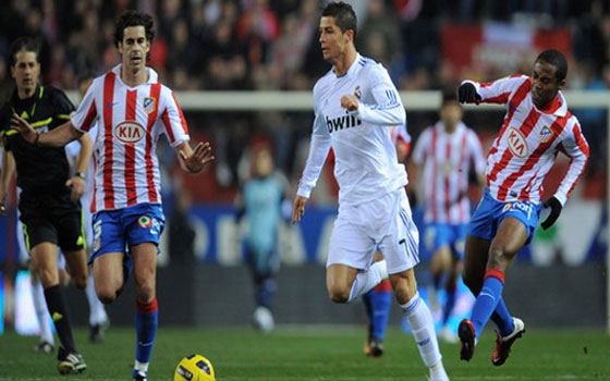   مصر اليوم - رونالدو ينقذ الريال الملكي بهدف قاتل في مرمى أتليتكو مدريد ليتعادل الفريقان 2/2