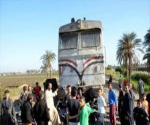   مصر اليوم - قطار سوهاج يخرج عن القضبان أمام قرية الروافع