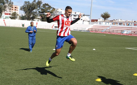   مصر اليوم - جدلٌ في الدوري المغربّي بسبب إلغاء بطاقة حمراء للاعب في المغرب التطواني