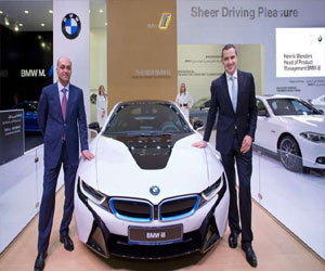 مصر اليوم - عرض BMW i8 الهجينة في معرض قطر للسيارات