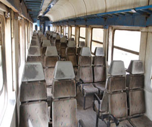   مصر اليوم - وصول جرار طوارئ لسحب القطار المحترق في العياط