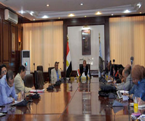   مصر اليوم - محافظ الأقصر يستعرض الخطة الاستثمارية والعاجلة