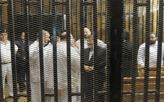   مصر اليوم - مرسي يصل إلى أكاديمية الشرطة لمُحاكمته في قضية أحداث الاتحاديّة