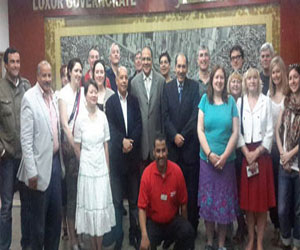   مصر اليوم - سكرتير عام محافظة الأقصر يلتقي وفد إعلاميًا بريطانيًا