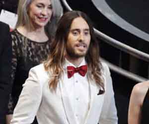   مصر اليوم - الممثل الأميركي جاريد ليتو يضع تمثال الأوسكار في المطبخ