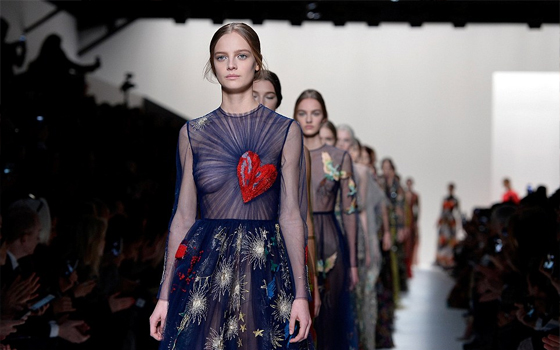   مصر اليوم - بيت أزياء فالنتينو يستخدم الطباعة بالجرافيك في أسبوع الموضة في باريس