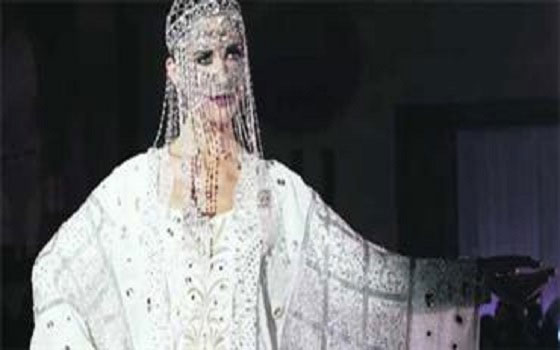   مصر اليوم - دار أروشي الإماراتي يعتمد تصاميم فساتين زفاف 1950 لأحدث مجموعاته