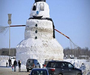   مصر اليوم - مزارع أميركي يصمم رجل جليد طوله 50 قدمًا