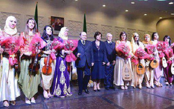   مصر اليوم - احتفالات ومهرجانات وتبادل للهدايا في عيد المرأة في الجزائر عرفاناً بمجهوداتها