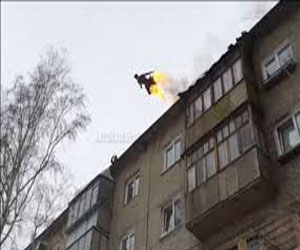   مصر اليوم - شاب يتحول لكتلة نارية ويقفز من سطح مبنى