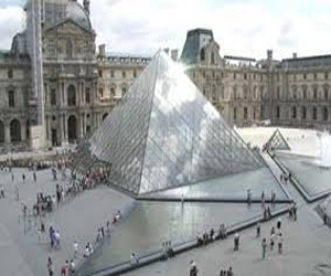   مصر اليوم - سبع نساء تظاهرن عاريات في باحة اللوفر للمطالبة بالمساواة