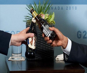   مصر اليوم - أوباما يفي بوعده ويرسل صندوقي جعة إلى هاربر