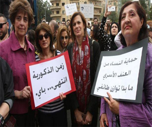   مصر اليوم - تجمع نسائي أمام قصر المتحف في يوم المرأة العالمي