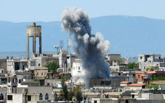   مصر اليوم - مقتل 5 سوريّين بينهم طفلان جراء قصف الطيران مناطق في حيّ السكريّ