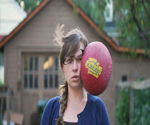   مصر اليوم - أميركية تلتقط بكاميرتها لحظات اصطدام الأشياء بوجهها