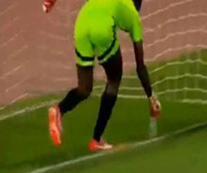   مصر اليوم - حارس حوريا يحمى مرماه من لاعبي الرجاء بـالسحر