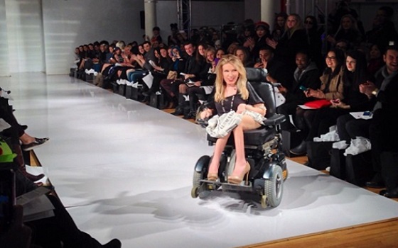   مصر اليوم - العارضة على كرسي متحرِّك دانييل شيباك تشارك في أسبوع نيويورك للموضة