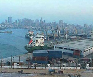 مصر اليوم - إغلاق أربعة موانئ في محافظة السويس المصرية لسوء الأحوال الجوية