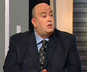 مصر اليوم - أديب يناقش مع خبراء دستوريون المطلوب من الرَّئيس المقبل في بهدوووء