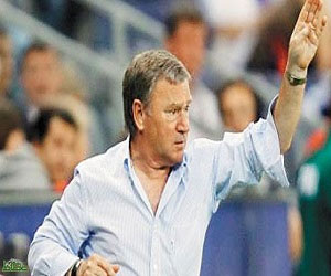   مصر اليوم - مدرب المنتخب الليبي الأول لكرة القدم يعد برنامجه التدريبي