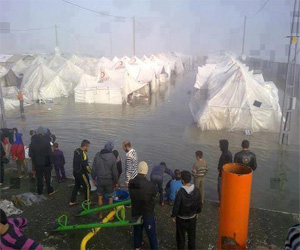 مصر اليوم - مياه الأمطار تحاصر مخيَّم الزعتري للاجئين السوريين فتزيد معاناتهم