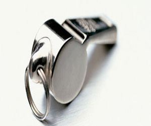   مصر اليوم - إخراج صفارة من جسد رجل بعد 15 عامًا