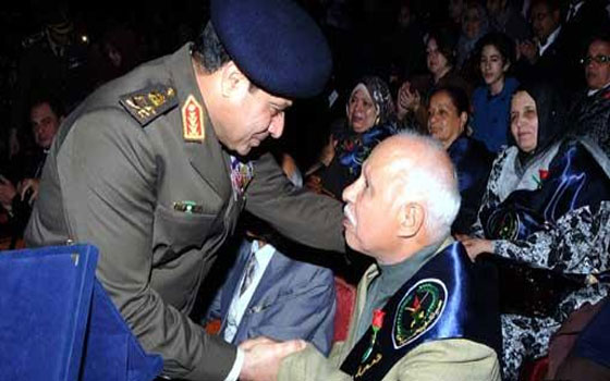   مصر اليوم - السِّيسي يُكرِّم عدد من أُسر الشُّهداء ومصابي العمليَّات الحربيَّة في الاحتفال بيوم الشَّهيد