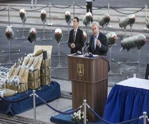   مصر اليوم - نتنياهو يعرض أمام الإعلام الأسلحة الإيرانيَّة التي تمَّ ضبطها