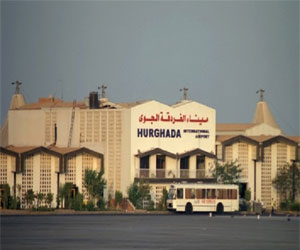 مصر اليوم - انتظام حركة الملاحة الجوية ووصول الأفواج السياحية في مطار الغردقة