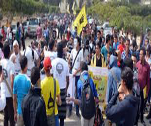   مصر اليوم - طلاب الإخوان يُشعلون الألعاب الناريّة في ساحة آداب الإسكندريّة