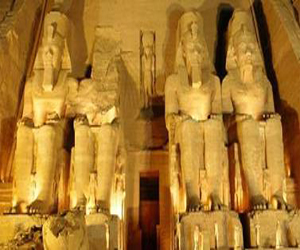   مصر اليوم - الأمطار الغزيرة تتسبب في انهيار جدار غير أثرى في معابد الكرنك