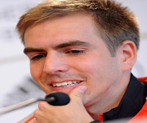   مصر اليوم - لام يسلم الصليب الأحمر 100 الف يورو تبرعًا من يويفا