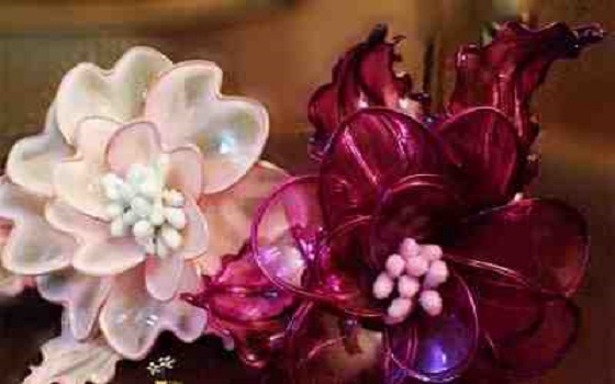   مصر اليوم - صنعتُ مجموعة ورود باستخدام السلك والكريستال