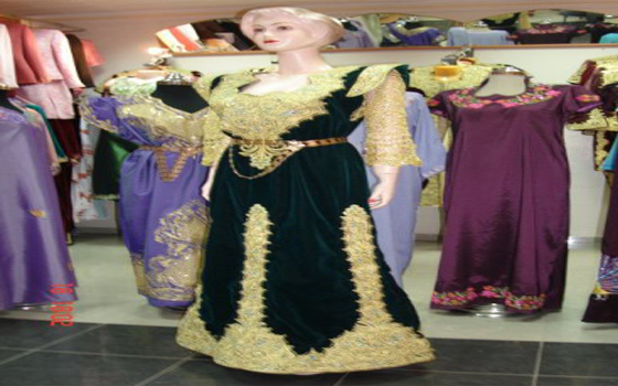   مصر اليوم - قندورة المجبود العنابي تندمج مع الفساتين الفرنسيّة العصريّة