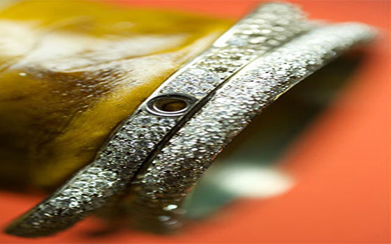   مصر اليوم - آرسو تيماري ساعة يابانيَّة تجمع بين مهارات التَّرصيع الثَّلجي والأحجار الكريمة