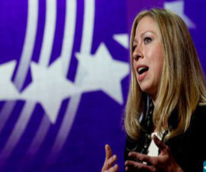   مصر اليوم - تشيلسى كلينتون تعطى والديها دروسًا في استخدام الهواتف الخلوية