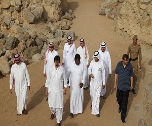   مصر اليوم - وفد من كلية القيادة والأركان يزورون موقع الأخدود الأثري في نجران