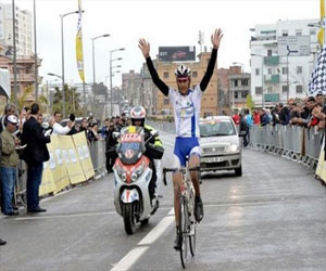   مصر اليوم - فوز الجزائري هشام شعبان و تتويج دبيساي بالقميص الأصفر