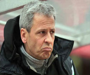   مصر اليوم - جلادباخ يمدد عقد مدربه السويسري فافر حتى 2017