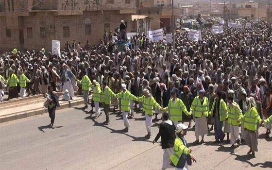   مصر اليوم - تظاهرات حاشدة لـالحوثيين في عمران للمطالبة بإقالة الحكومة ومحافظ دماج