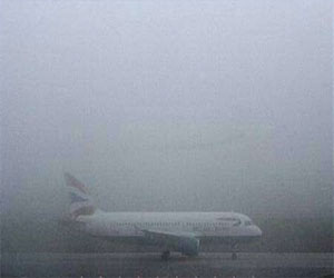   مصر اليوم - الضباب الكثيف يلغي العديد من الرحلات الجوية في بريطانيا