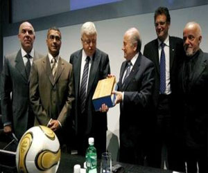   مصر اليوم - البرازيلي روماريو يُهاجم بلاتر ويصفه بأنه لص