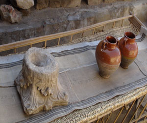   مصر اليوم - مواطنٌ يُسلم قطعًا أثريّة لشرطة السياحة في الأقصر