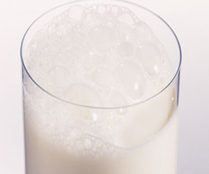   مصر اليوم - الإفراط في تناول الحليب ومشتقاته يسبب غازات البطن